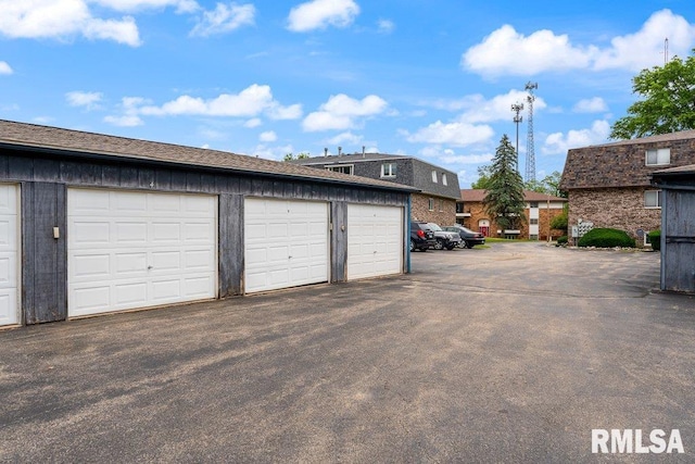 3069 4th St Unit 4, Moline, IL 61265 - view of garage