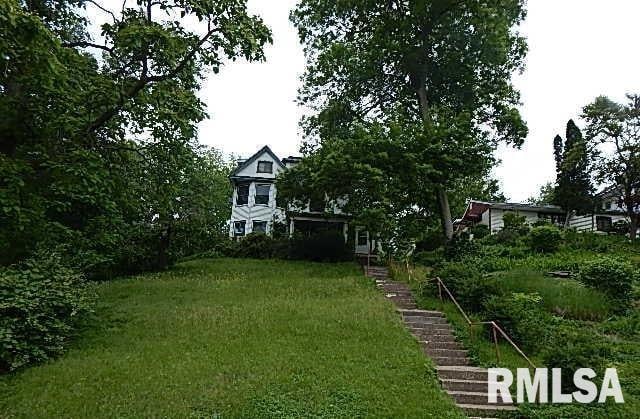 1132 W 9th St, Davenport, IA 52804 - view of grassy yard