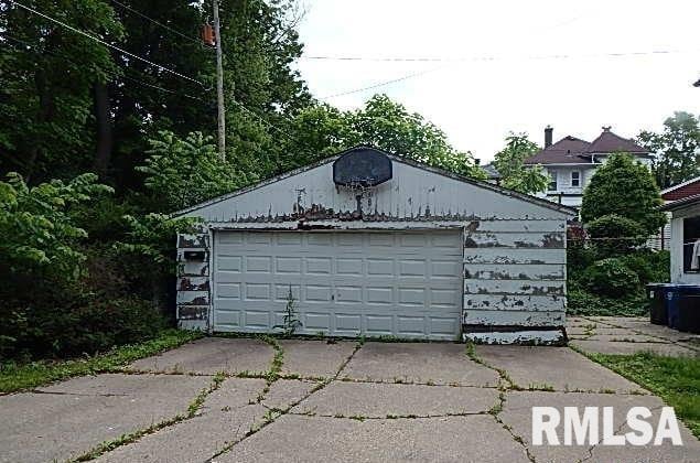 1132 W 9th St, Davenport, IA 52804 - view of detached garage