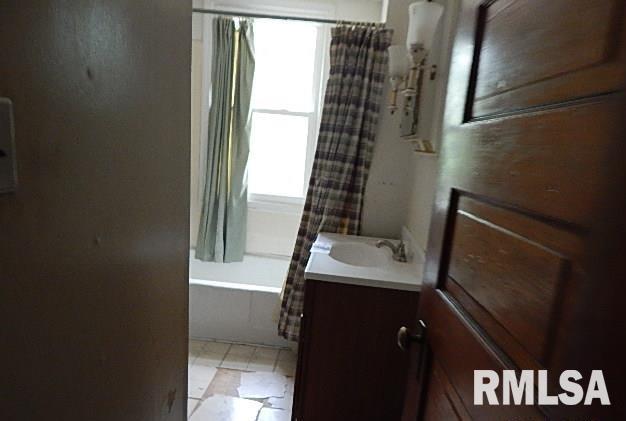 1132 W 9th St, Davenport, IA 52804 - bathroom with vanity and shower / tub combo