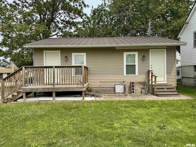 532 8th Ave S, Clinton, IA 52732 - back of property featuring entry steps, a lawn, metal roof, and a deck