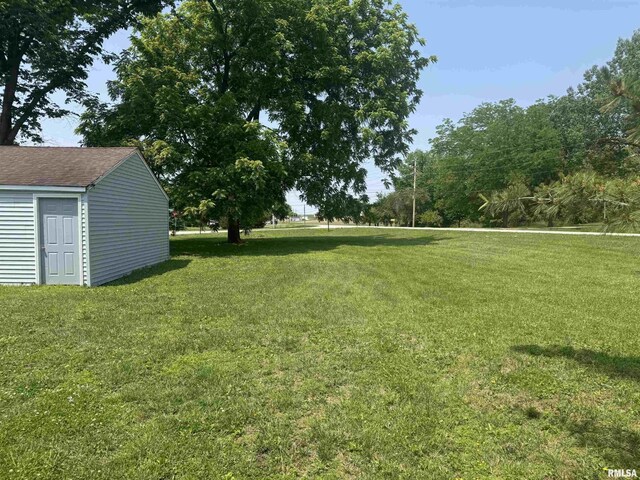 619 Green River St, Colona, IL 61241 - view of grassy yard featuring an outdoor structure