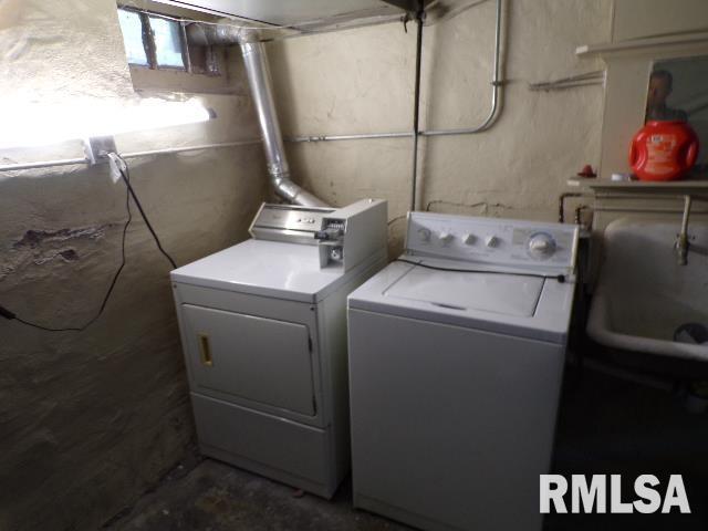 1522 Brady St, Davenport, IA 52803 - laundry area featuring washing machine and dryer