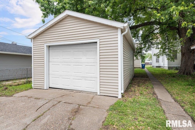 2025 W 3rd St, Davenport, IA 52802 - detached garage with driveway
