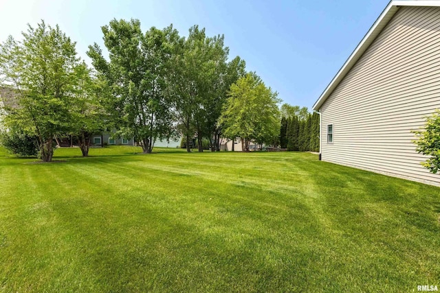 7 Redstone Ct, Le Claire, IA 52753 - view of grassy yard