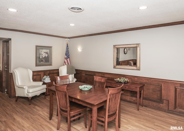 1360 Kimberly Ridge Rd Unit 313, Bettendorf, IA 52722 - dining room with ornamental molding, wainscoting, light wood-style floors, and recessed lighting