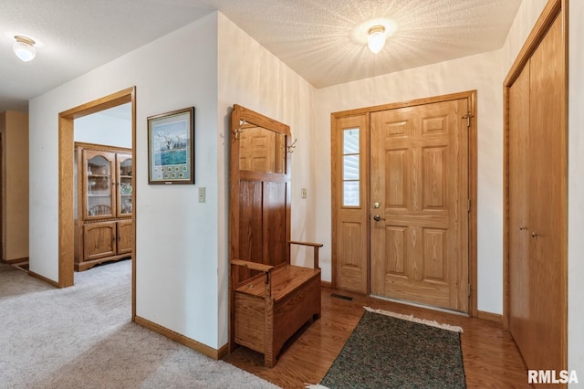 1530 N Pine St, Davenport, IA 52804 - entrance foyer featuring baseboards and a textured ceiling