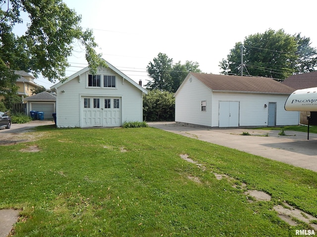 1115 W Locust St, Davenport, IA 52804 - view of green lawn with an outdoor structure