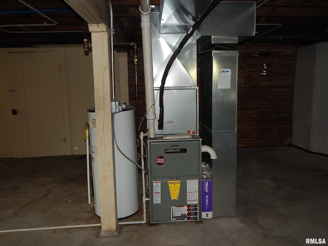 1115 W Locust St, Davenport, IA 52804 - utility room featuring water heater
