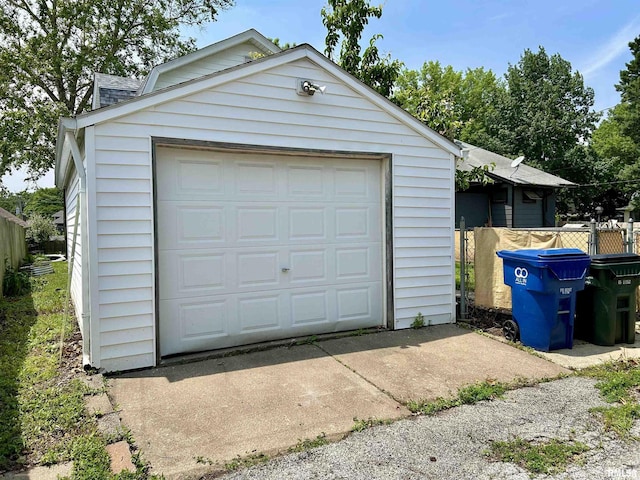 2723 Iowa St, Davenport, IA 52803 - detached garage featuring driveway