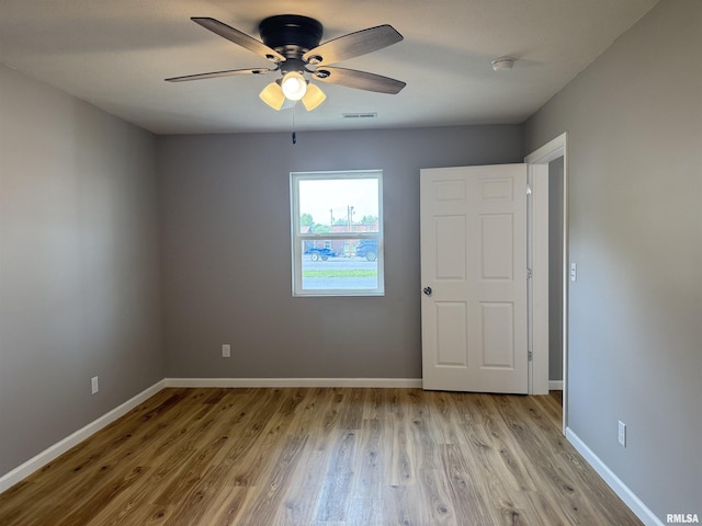 1609 W Chestnut St, Marion, IL 62959 - spare room featuring wood finished floors, a ceiling fan, baseboards, and a smoke detector