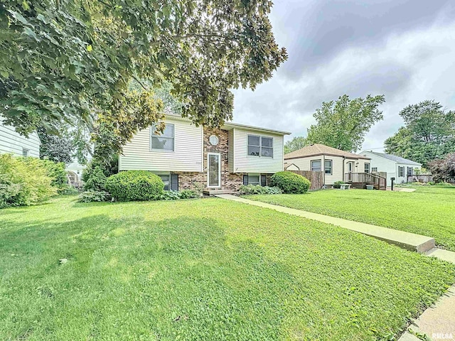 2347 W Lombard St, Davenport, IA 52804 - bi-level home featuring a front yard and brick siding