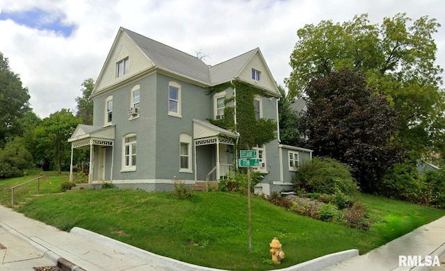 430 E 7th St, Davenport, IA 52803 - victorian home with a front lawn
