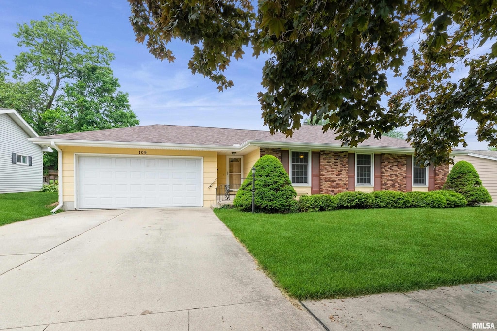 109 12th Ave, De Witt, IA 52742 - ranch-style house featuring driveway, a front yard, and an attached garage
