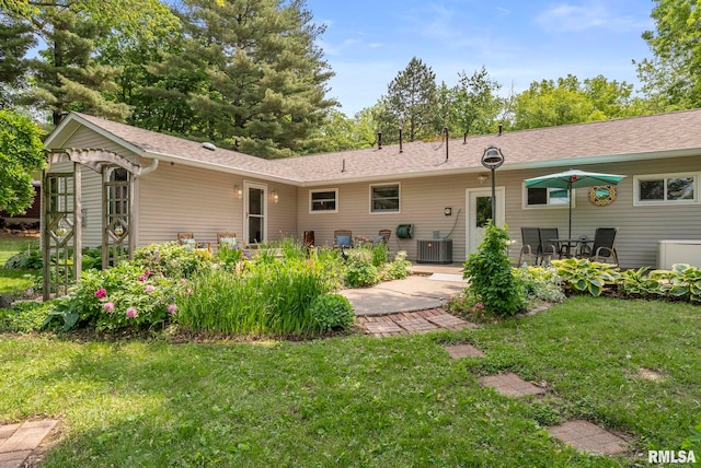 11 Shady Ln, Geneseo, IL 61254 - back of house featuring a lawn and central AC unit
