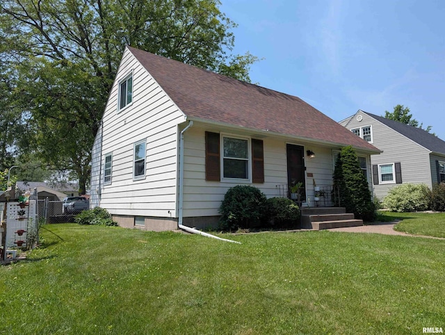 1519 W Columbia Ave, Davenport, IA 52804 - view of front of property featuring a shingled roof