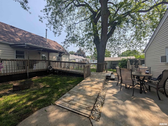 1519 W Columbia Ave, Davenport, IA 52804 - view of yard featuring a wooden deck and outdoor dining space