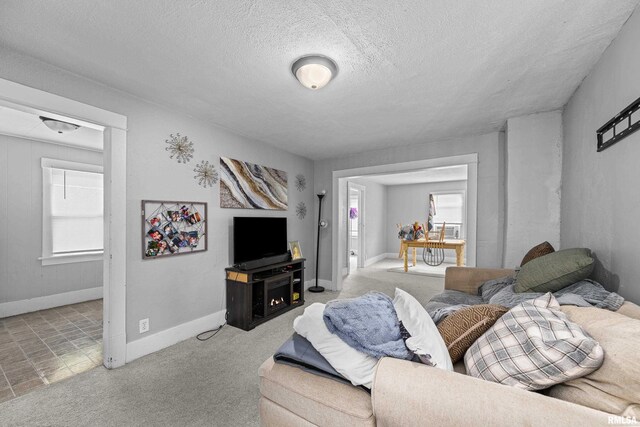2734 Bridge Ave, Davenport, IA 52803 - carpeted living room featuring baseboards and a textured ceiling