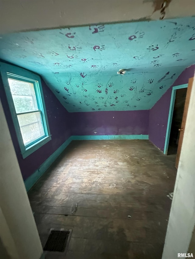 700 Cedar St, Muscatine, IA 52761 - bonus room featuring lofted ceiling