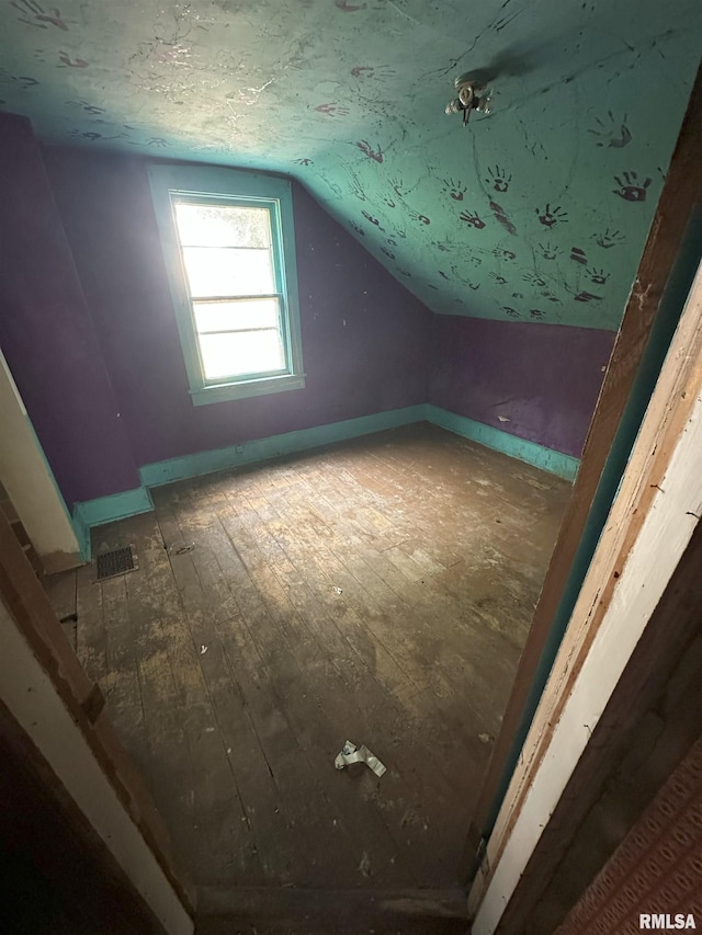 700 Cedar St, Muscatine, IA 52761 - bonus room featuring lofted ceiling and baseboards