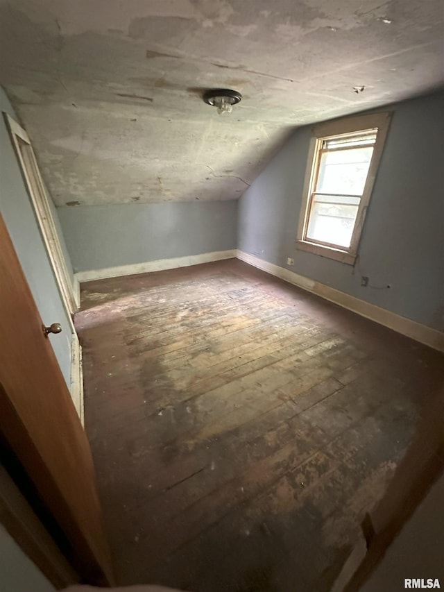 700 Cedar St, Muscatine, IA 52761 - bonus room with lofted ceiling and baseboards