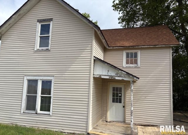 207 W Center St, Rio, IL 61472 - back of property featuring a deck