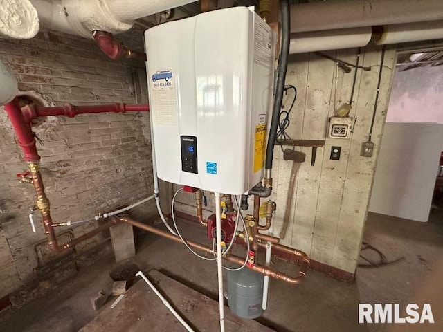 605 Fulton St, Grand Mound, IA 52751 - utilities featuring tankless water heater
