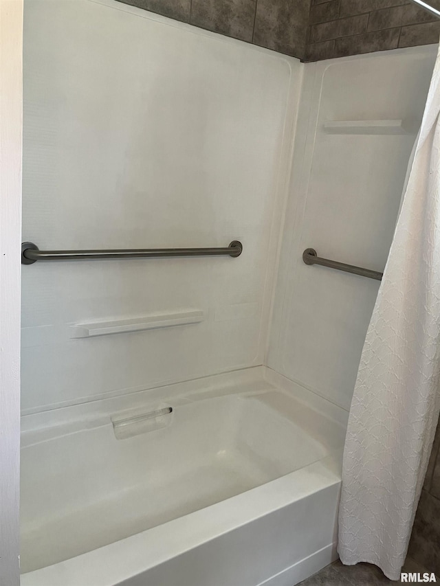 136 W Mill St, Kewanee, IL 61443 - bathroom with shower / bath combo with shower curtain