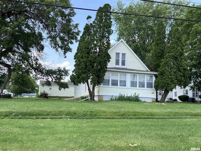 136 W Mill St, Kewanee, IL 61443 - view of front of property with a front lawn