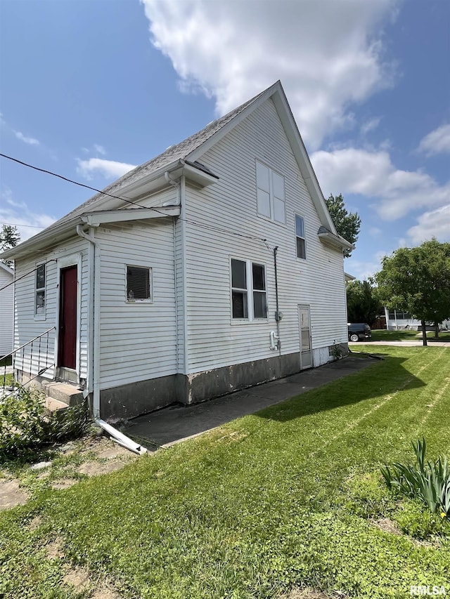 1109 S Michigan St, Davenport, IA 52802 - view of property exterior with a yard