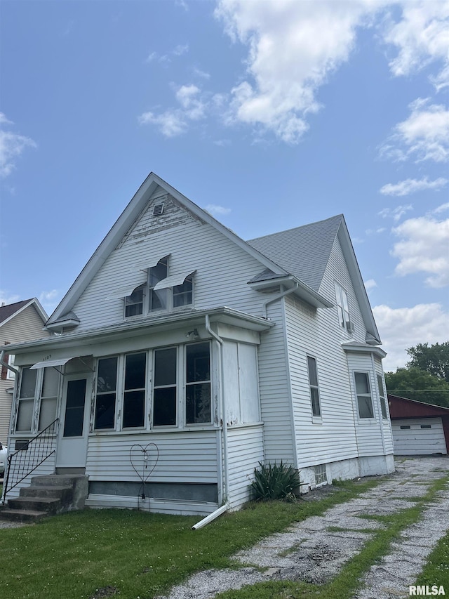 1109 S Michigan St, Davenport, IA 52802 - view of home's exterior with entry steps and a yard