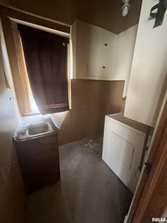 1109 S Michigan St, Davenport, IA 52802 - bathroom with unfinished concrete floors and washer / clothes dryer
