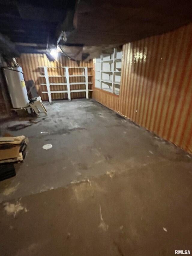 1109 S Michigan St, Davenport, IA 52802 - unfinished basement featuring water heater