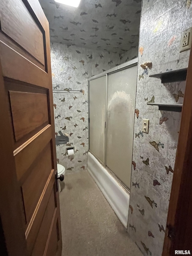 1109 S Michigan St, Davenport, IA 52802 - full bath with toilet, bath / shower combo with glass door, and wallpapered walls
