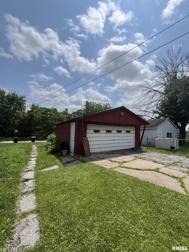 1109 S Michigan St, Davenport, IA 52802 - view of detached garage