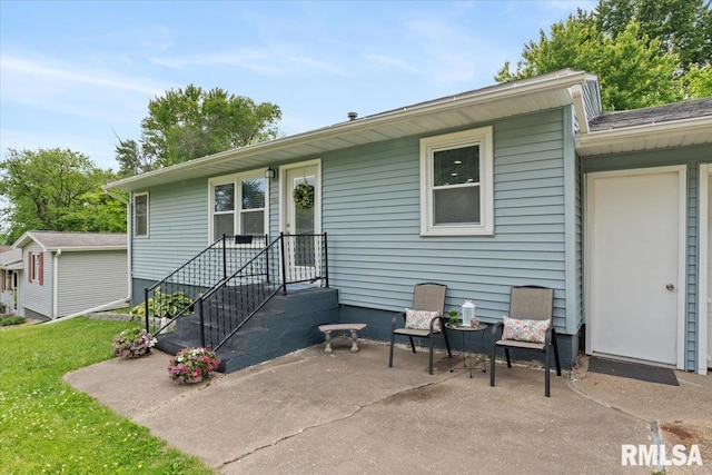 306 Myra Pl, Clinton, IA 52732 - view of front of home featuring a patio area and a front yard