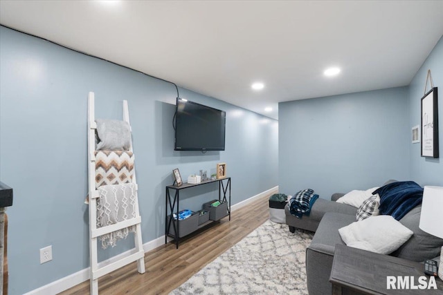 306 Myra Pl, Clinton, IA 52732 - living area featuring wood finished floors, recessed lighting, and baseboards
