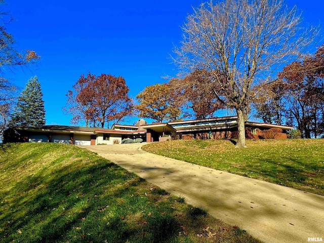 7 Sharon Ln, Fulton, IL 61252 - view of front of property with an attached garage, driveway, and a front lawn
