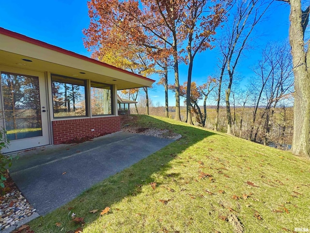7 Sharon Ln, Fulton, IL 61252 - view of grassy yard with a patio