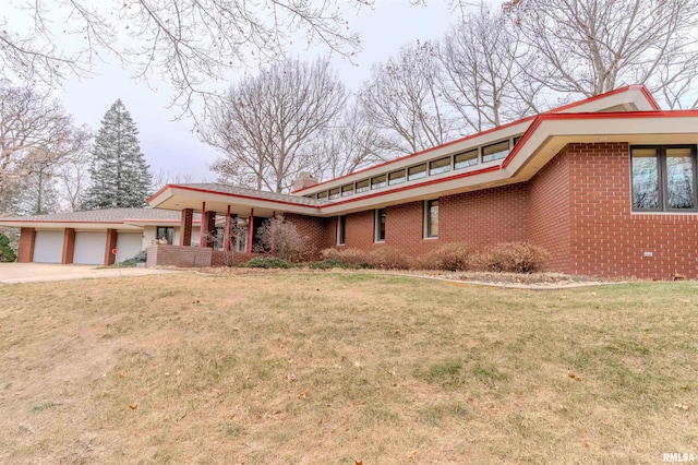 7 Sharon Ln, Fulton, IL 61252 - view of front of property featuring brick siding and a front yard