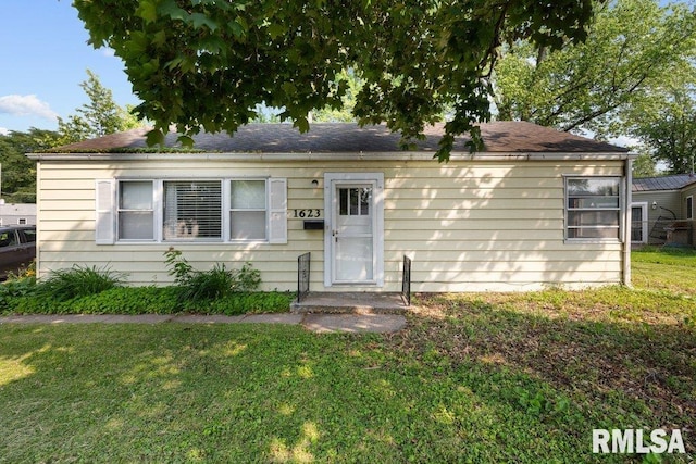 1623 Alcoa Ave, Bettendorf, IA 52722 - view of front of property featuring a front lawn