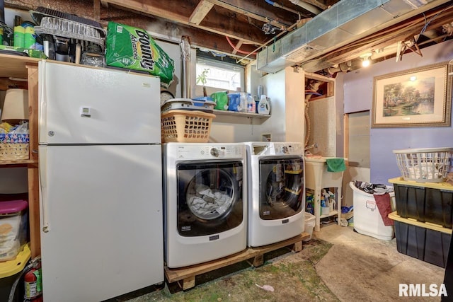 2410 Barker St, Clinton, IA 52732 - laundry area featuring washer and dryer