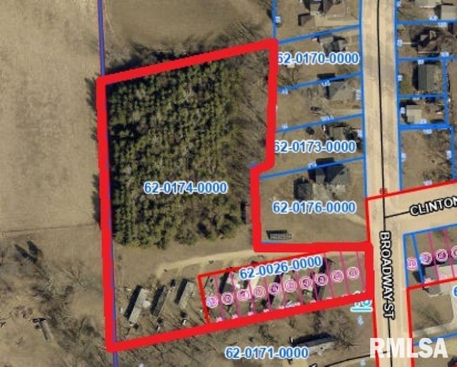 131 Broadway St, Charlotte, IA 52731 - photo 2