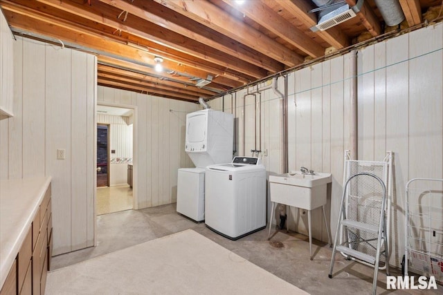 4319 7th Ave, Moline, IL 61265 - washroom with washing machine and clothes dryer
