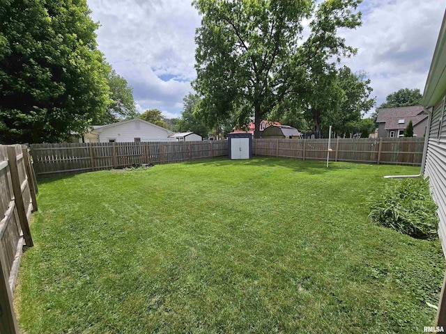 610 NW 6th St, Aledo, IL 61231 - fenced backyard featuring a shed