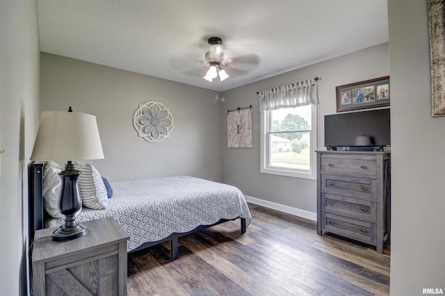 101 Prairie View Ct, Clinton, IA 52732 - bedroom featuring wood finished floors and a ceiling fan
