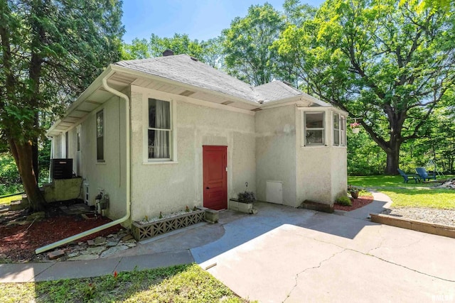 3123 Commodore St, Davenport, IA 52802 - view of front of home with a patio, stucco siding, and a shingled roof