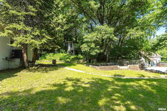 3123 Commodore St, Davenport, IA 52802 - view of green lawn featuring a garden