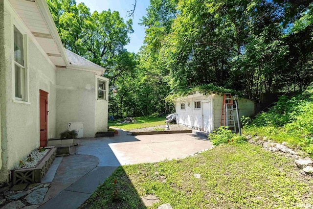 3123 Commodore St, Davenport, IA 52802 - view of grassy yard with a patio area, an outbuilding, and a detached garage