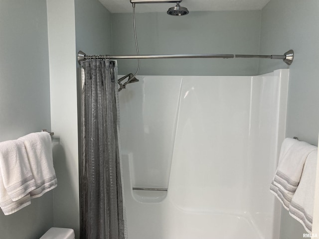 1862 53rd St, Moline, IL 61265 - full bathroom with a shower with curtain and toilet